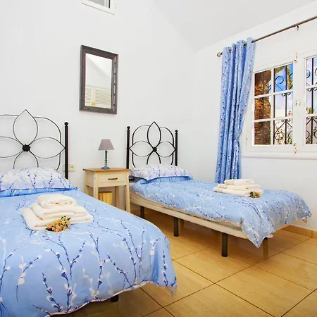 Exceptional 3 Bedroom Adsey -short Walk To Town - By Lanzarote Leisure プエルト・デル・カルメン