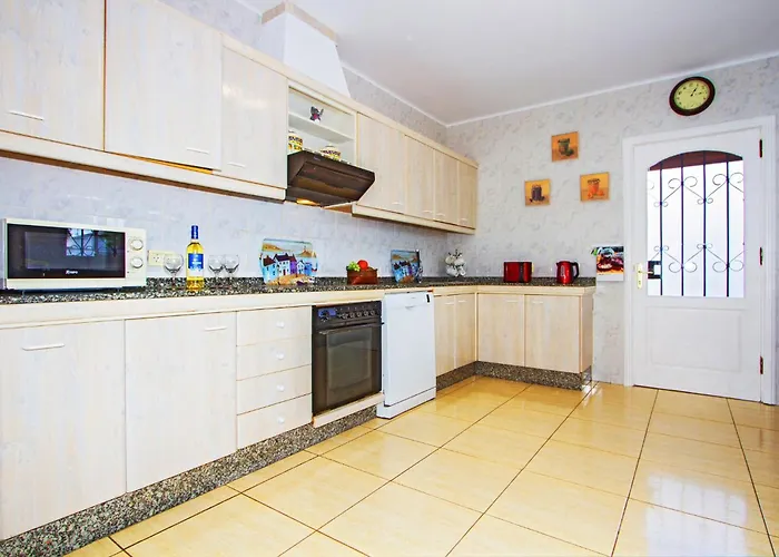 Вілла Exceptional 3 Bedroom Adsey -short Walk To Town - By Lanzarote Leisure